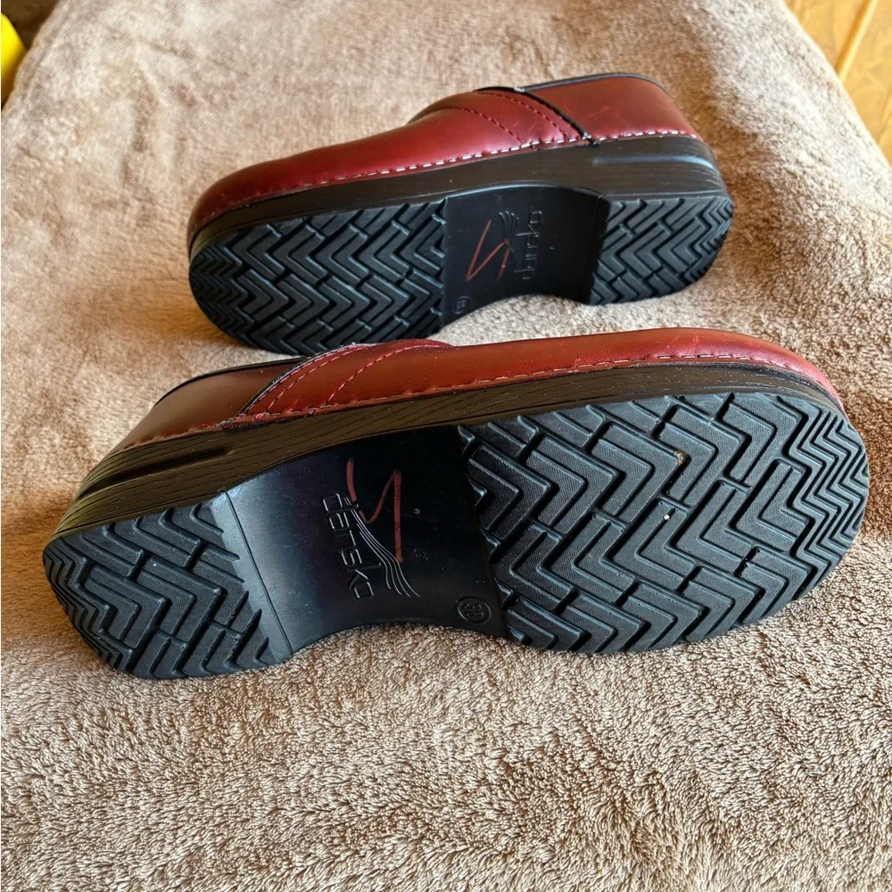 Dansko Professional XP 2.0 Cordovan Leather Clogs
Size 8 (38) - Picture 6 of 9